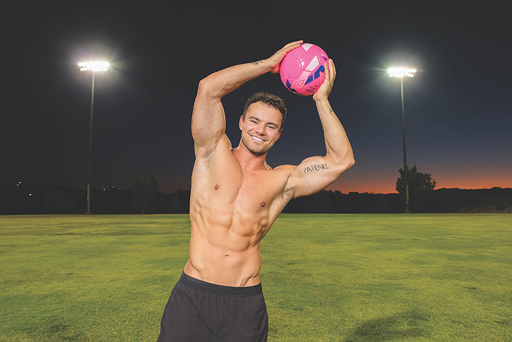 Chippendales-Tänzer Chase Roback wünscht der deutschen Nationalelf viel Erfolg und posiert mit einem Glücksbringer-Fußball in der Farbe des deutschen Auswärtstrikots (©Foto: James Smith)